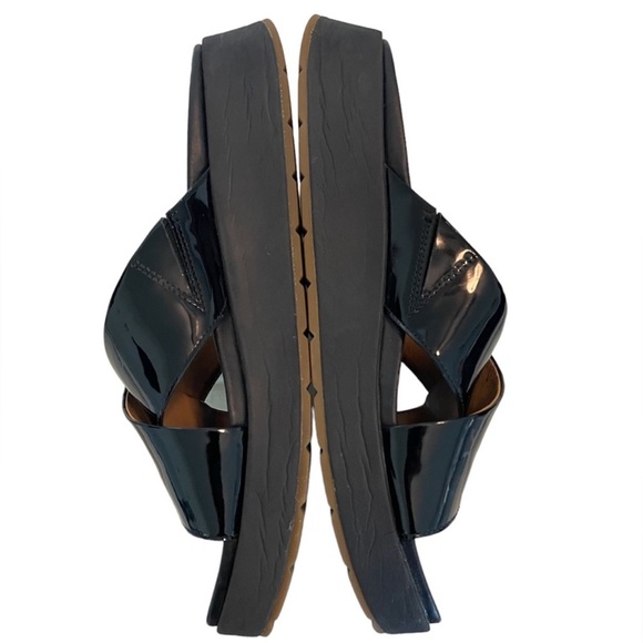 Ugg Emily Patent Leather Sandals Slides
Ladies 10 - Picture 3 of 7